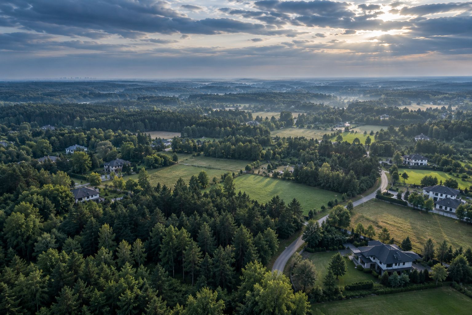 Tło: panorama działek z drona, Konstancin / Wilanów
